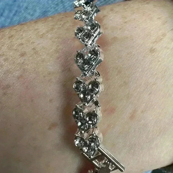 Gorgeous heart rhinestone bracelet with clasp - Picture 4 of 9